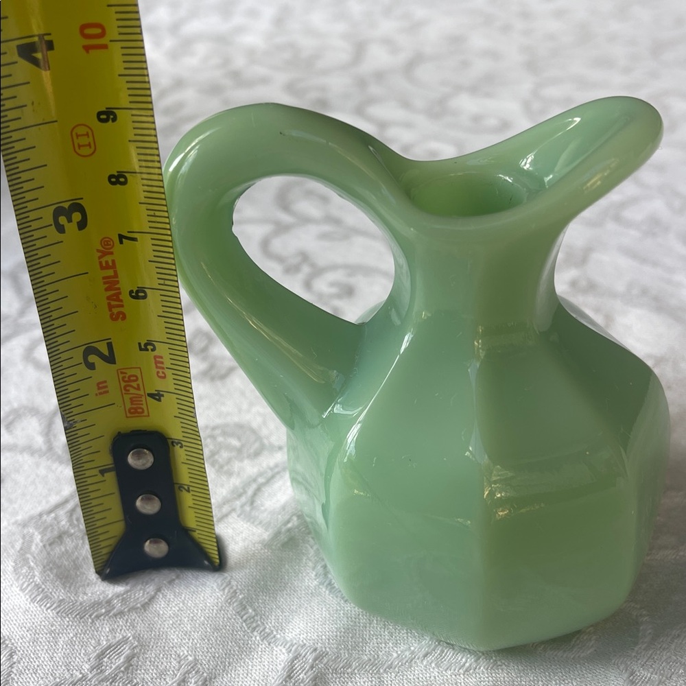 Vintage Jadeite green glass Pitcher - Picture 7 of 8